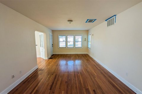 House in Saint Petersburg, Florida 2 bedrooms, 111.2 sq.m. № 2125450 - photo 15