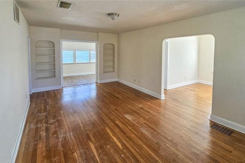 House in Saint Petersburg, Florida 2 bedrooms, 111.2 sq.m. № 2125450 - photo 5