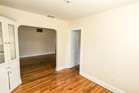 House in Saint Petersburg, Florida 2 bedrooms, 111.2 sq.m. № 2125450 - photo 7