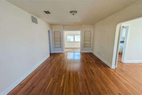 House in Saint Petersburg, Florida 2 bedrooms, 111.2 sq.m. № 2125450 - photo 4