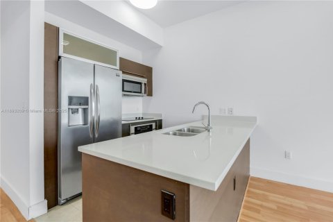 Condominio en alquiler en Miami, Florida, 1 dormitorio, 74.88 m2 № 1945095 - foto 9