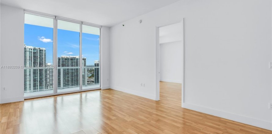 Condominio en Miami, Florida, 1 dormitorio  № 1945095