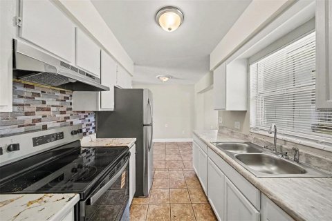 House in Orlando, Florida 3 bedrooms, 96.53 sq.m. № 2305998 - photo 6