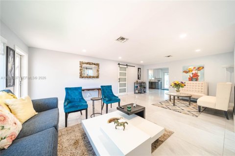 House in Hallandale Beach, Florida 2 bedrooms, 204.38 sq.m. № 2257686 - photo 3