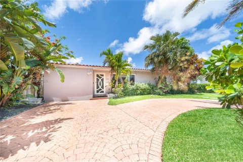 House in Hallandale Beach, Florida 2 bedrooms, 204.38 sq.m. № 2257686 - photo 23