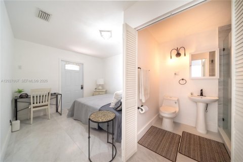 House in Hallandale Beach, Florida 2 bedrooms, 204.38 sq.m. № 2257686 - photo 8