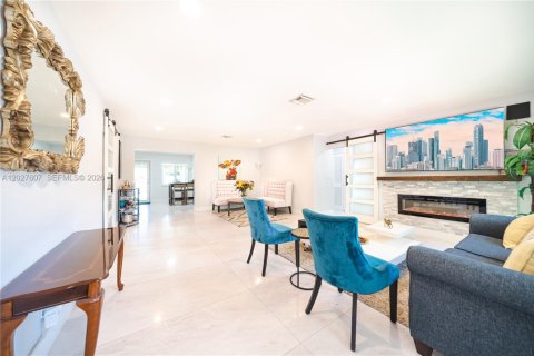 House in Hallandale Beach, Florida 2 bedrooms, 204.38 sq.m. № 2257686