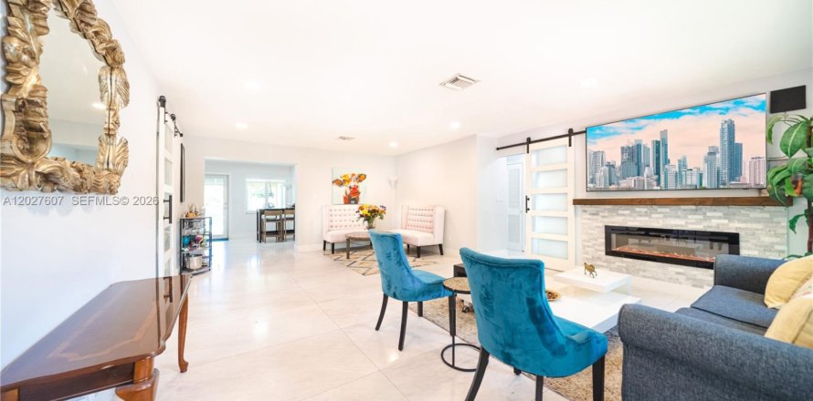 House in Hallandale Beach, Florida 2 bedrooms, 204.38 sq.m. № 2257686