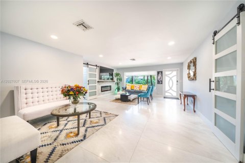 House in Hallandale Beach, Florida 2 bedrooms, 204.38 sq.m. № 2257686 - photo 6