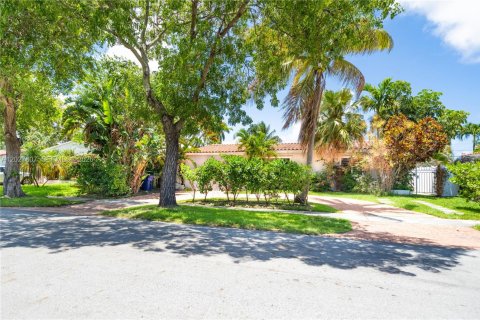 House in Hallandale Beach, Florida 2 bedrooms, 204.38 sq.m. № 2257686 - photo 25