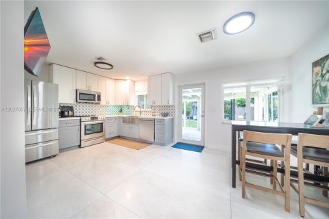 House in Hallandale Beach, Florida 2 bedrooms, 204.38 sq.m. № 2257686 - photo 11