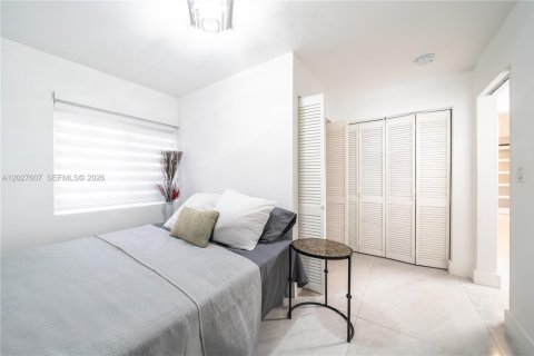 House in Hallandale Beach, Florida 2 bedrooms, 204.38 sq.m. № 2257686 - photo 10