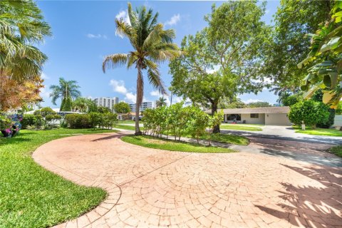 House in Hallandale Beach, Florida 2 bedrooms, 204.38 sq.m. № 2257686 - photo 24