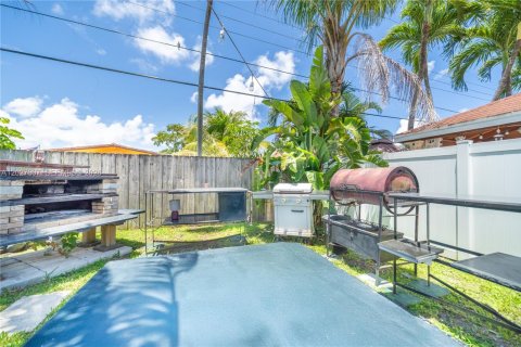House in Hallandale Beach, Florida 2 bedrooms, 204.38 sq.m. № 2257686 - photo 18