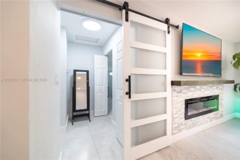 House in Hallandale Beach, Florida 2 bedrooms, 204.38 sq.m. № 2257686 - photo 7
