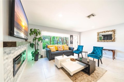 House in Hallandale Beach, Florida 2 bedrooms, 204.38 sq.m. № 2257686 - photo 2