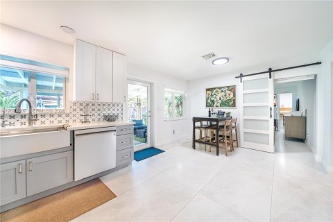 House in Hallandale Beach, Florida 2 bedrooms, 204.38 sq.m. № 2257686 - photo 12