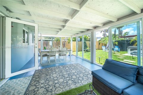 House in Hallandale Beach, Florida 2 bedrooms, 204.38 sq.m. № 2257686 - photo 17