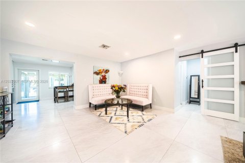 House in Hallandale Beach, Florida 2 bedrooms, 204.38 sq.m. № 2257686 - photo 5