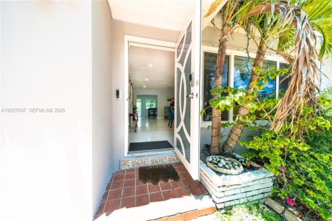 House in Hallandale Beach, Florida 2 bedrooms, 204.38 sq.m. № 2257686 - photo 26