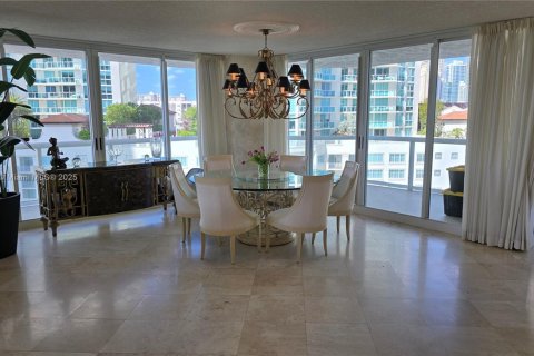 Condominio en alquiler en Sunny Isles Beach, Florida, 3 dormitorios, 217.39 m2 № 1950461 - foto 3