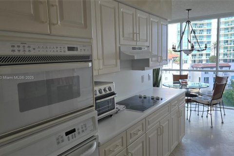 Condominio en alquiler en Sunny Isles Beach, Florida, 3 dormitorios, 217.39 m2 № 1950461 - foto 11