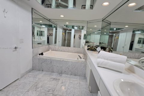 Condominio en alquiler en Sunny Isles Beach, Florida, 3 dormitorios, 217.39 m2 № 1950461 - foto 12