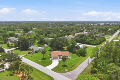 House in Port Charlotte, Florida 3 bedrooms, 145.95 sq.m. № 2258863