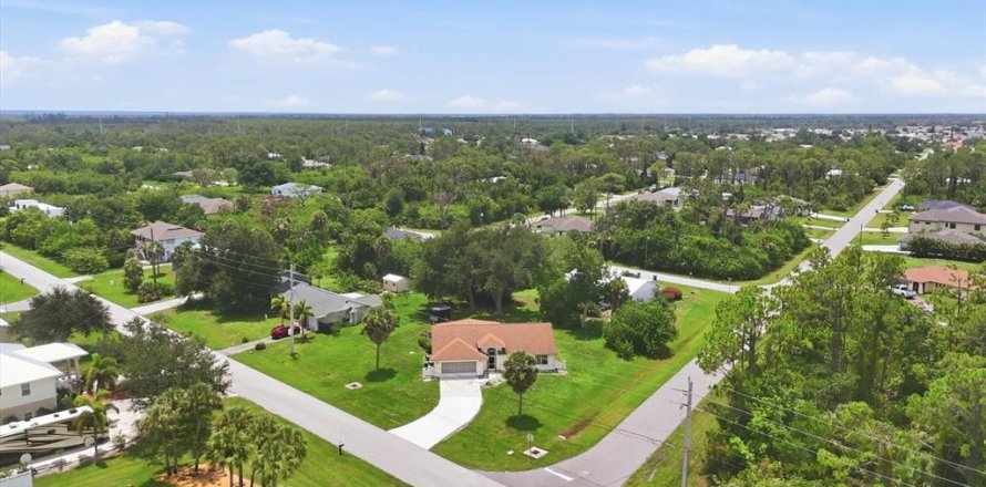 Villa ou maison à Port Charlotte, Floride 3 chambres, 145.95 m2 № 2258863