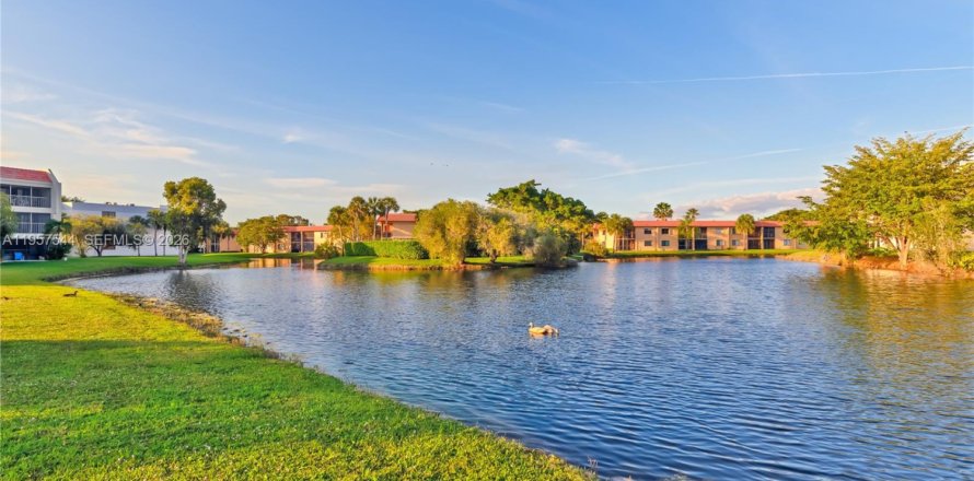 Кондоминиум с 2 спальнями в Уэстон, Флорида № 2017453