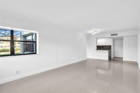 Снять в аренду кондоминиум в Уэстон, Флорида 2 спальни, 88.81м2, № 2017453 - фото 7