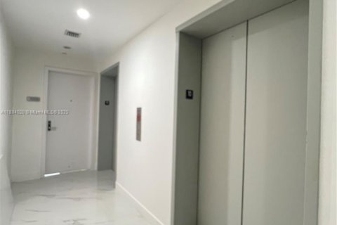 Copropriété à louer à Miami, Floride: 2 chambres, 165.64 m2 № 1932681 - photo 2