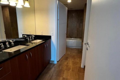 Condo in Miami, Florida, 2 bedrooms  № 2248591 - photo 16