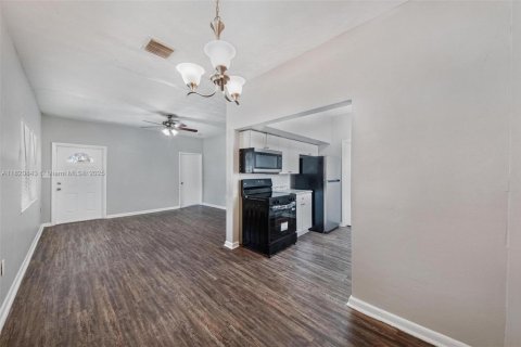Villa ou maison à vendre à Hollywood, Floride: 4 chambres, 119.84 m2 № 1781648 - photo 12
