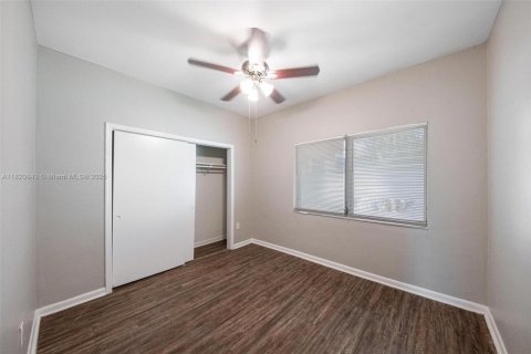 Villa ou maison à vendre à Hollywood, Floride: 4 chambres, 119.84 m2 № 1781648 - photo 27