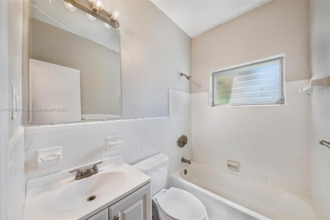 Villa ou maison à vendre à Hollywood, Floride: 4 chambres, 119.84 m2 № 1781648 - photo 28