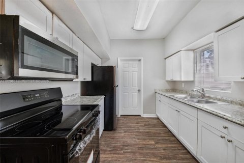 Villa ou maison à vendre à Hollywood, Floride: 4 chambres, 119.84 m2 № 1781648 - photo 11
