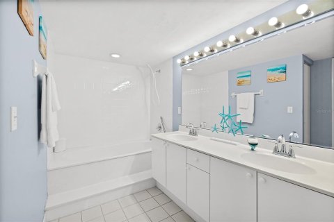 Condo in Daytona Beach, Florida, 2 bedrooms  № 1583636 - photo 22
