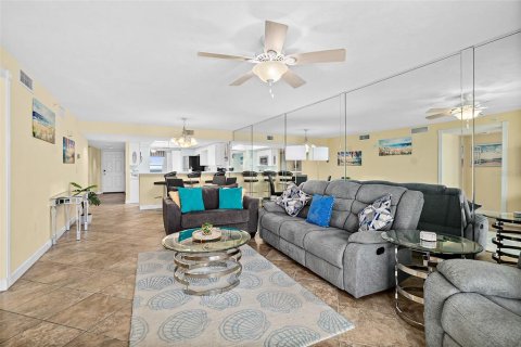 Condo in Daytona Beach, Florida, 2 bedrooms  № 1583636 - photo 13