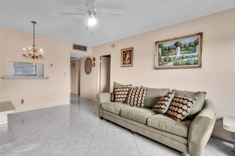 Condominio en venta en Lauderdale Lakes, Florida, 1 dormitorio, 63.55 m2 № 2076884 - foto 17