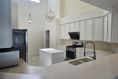 Снять в аренду виллу или дом в Лейквуд Ранч, Флорида 11 комнат, 242.94м2, № 2156498 - фото 10