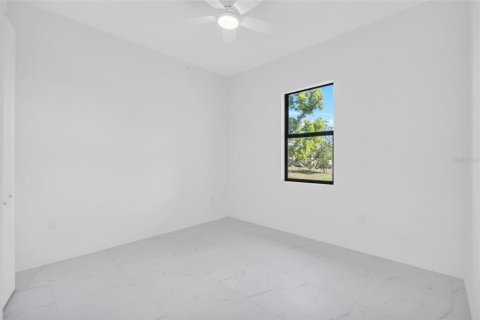 House in Cape Coral, Florida 4 bedrooms, 176.89 sq.m. № 1518368 - photo 18