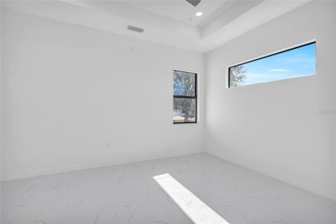 House in Cape Coral, Florida 4 bedrooms, 176.89 sq.m. № 1518368 - photo 14