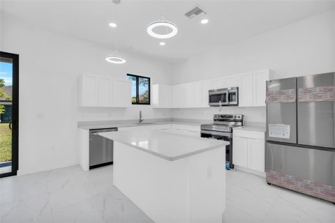 House in Cape Coral, Florida 4 bedrooms, 176.89 sq.m. № 1518368 - photo 10