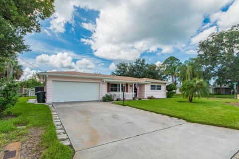 House in Dunedin, Florida 2 bedrooms, 114.27 sq.m. № 2347990