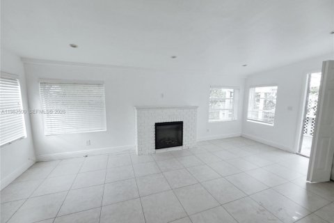 Снять в аренду виллу или дом в Майами, Флорида 3 спальни, 131.18м2, № 2050782 - фото 22