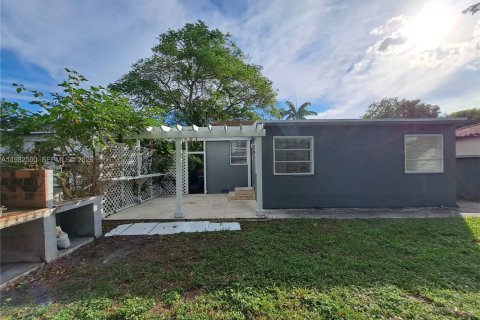 Снять в аренду виллу или дом в Майами, Флорида 3 спальни, 131.18м2, № 2050782 - фото 9