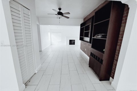 Снять в аренду виллу или дом в Майами, Флорида 3 спальни, 131.18м2, № 2050782 - фото 13