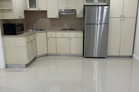 Снять в аренду квартиру в Хайалиа, Флорида 1 спальня, 69.68м2, № 1949818 - фото 3