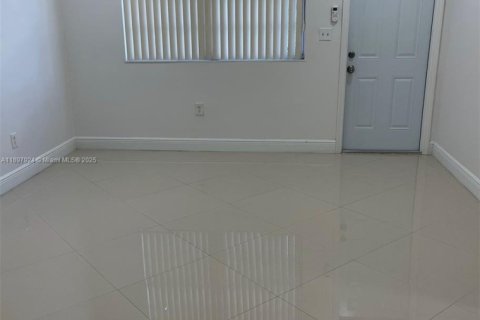 Снять в аренду квартиру в Хайалиа, Флорида 1 спальня, 69.68м2, № 1949818 - фото 4